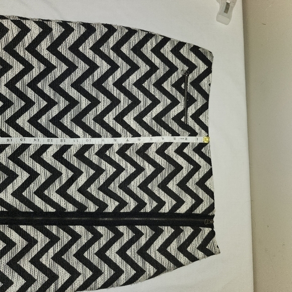 Knit chevron  black and white miniskirt - Picture 6 of 9